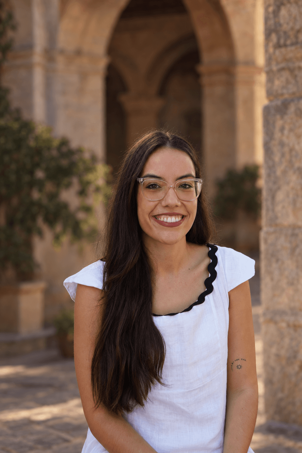 Retrato de María del Carmen Navarrete con un fondo editorial inspirado en el patrimonio andaluz
