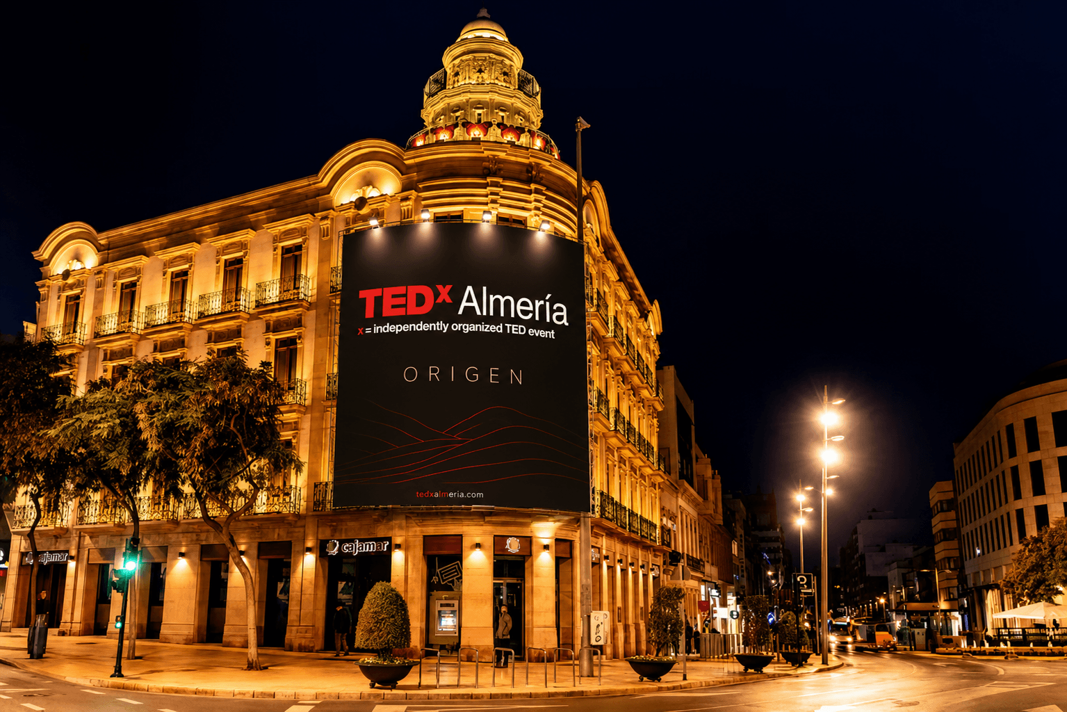 Casa de las Mariposas iluminada de noche en Almería